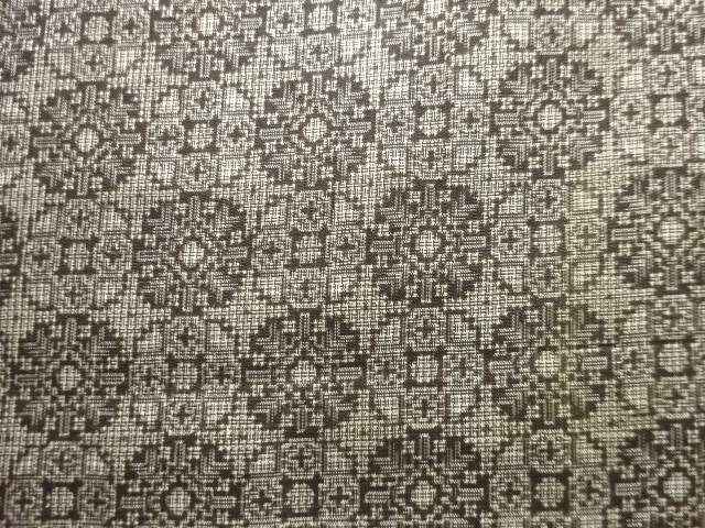 アンティーク　抽象模様織り出し本場泥大島紬着物（割り込み絣）